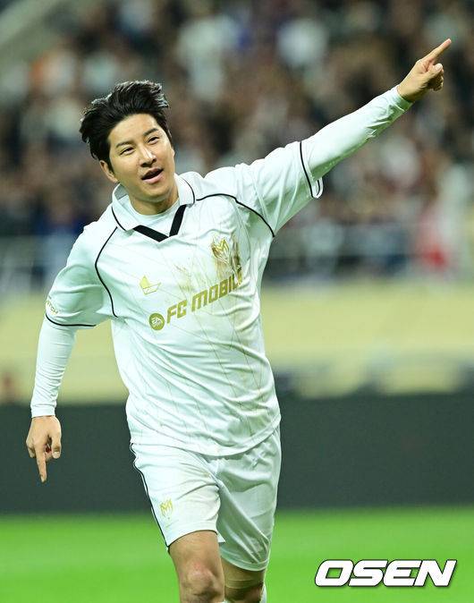 [OSEN=서울월드컵경기장, 김성락 기자] 20일 오후 서울월드컵경기장에서 ‘2024 넥슨 아이콘매치(이하 ‘아이콘 매치’)’ 본 경기가 진행됐다.19일과 20일 양일간 서울월드컵경기장에서 열리는 아이콘 매치는 넥슨 축구 게임&nbsp;'FC&nbsp;온라인'과&nbsp;'FC&nbsp;모바일'에서 은퇴한 전설적인 선수들로 구성된 '아이콘 클래스'에 속한 은퇴 선수들이 한국 경기장에 모이는 이색 경기다. 공격수로만 구성된&nbsp;'FC&nbsp;스피어' 팀과 수비수로만 구성된 '실드 유나이티드' 팀이 '창과 방패'를 콘셉트로 대결을 펼쳐 공격수와 수비수 중 어느 포지션이 더 훌륭한지 판가름한다.후반 실드팀 박주호가 골을 넣은 뒤 세리머니를 하고 있다. 2024.10.20 / ksl0919@osen.co.kr