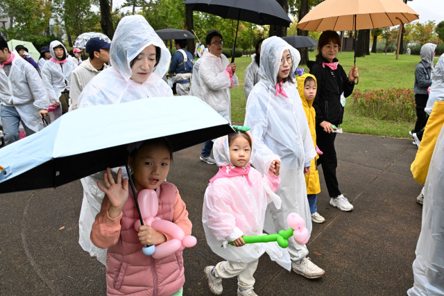 19일 세종특별자치시 세종호수·중앙공원에서 열린 ‘2024 도시숲사랑 달팽이 마라톤’에서 어린이들을 비롯한 참가자들이 가을 정취를 만끽하며 걷고 있다. 권욱 기자