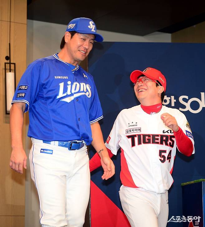 20일 광주 라마다플라자 충장호텔에서 ‘2024 한국시리즈 미디어데이’가 열렸다. 삼성 강민호(왼쪽)와 KIA 양현종이 이야기를 나누고 있다. 광주|김민성 기자 marineboy@donga.com