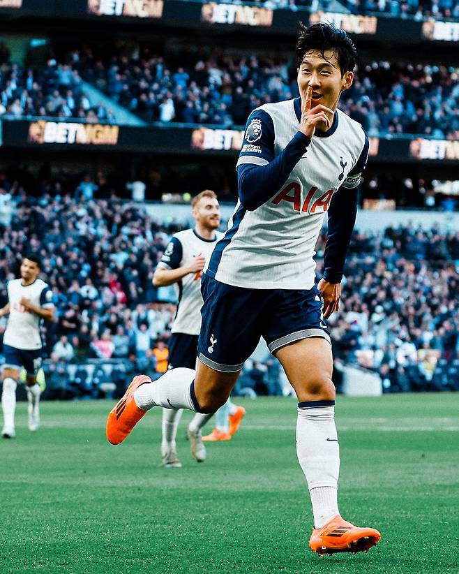 손흥민이 19일(한국시간) 영국 런던의 토트넘 홋스퍼 스타디움에서 열린 2024~2025시즌 잉글랜드 프리미어리그(EPL) 8라운드 웨스트햄 유나이티드전에서 팀의 네 번째 골을 넣은 뒤 손가락을 펼치며 달려가고 있다. /사진=토트넘 홋스퍼 공식 사회관계망서비스(SNS)
