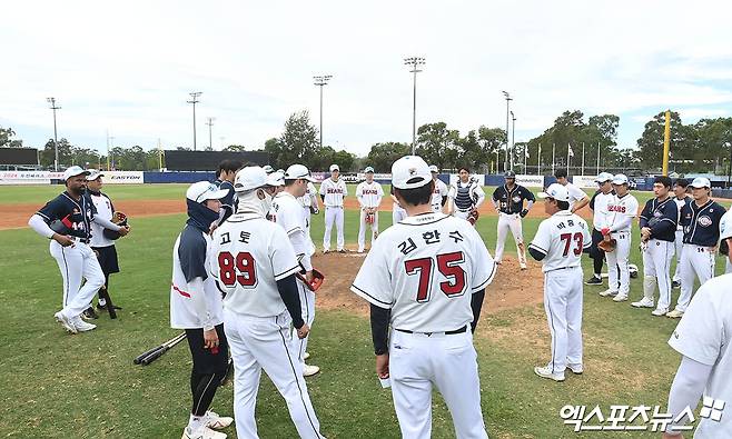 14일 호주 시드니 블랙타운 베이스볼 스타디움에서 2024 두산 베어스 스프링캠프가 진행됐다. 이날 청백전을 마친 두산 선수단이 박흥식 수석코치와 미팅을 갖고 있다. 엑스포츠뉴스 DB