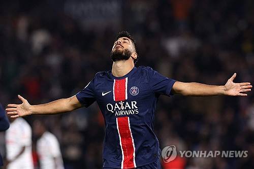 PSG가 20일(한국시간) 프랑스 파리에 있는 파르크 데 프랭스에서 열린 스트라스부르와의 2024-2025시즌 리그1 8라운드 홈 경기에서 4-2 완승을 거뒀다.&nbsp;  이강인이 교체 출전해 4호 골을 터뜨린 가운데, PSG는 개막 후 8경기 무패 행진을 달리며 리그 선두(6승 2무·승점 20·골 득실 +17)를 달렸다. 연합뉴스