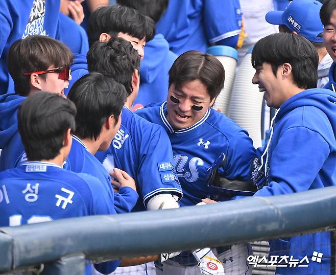 오른쪽부터 삼성 라이온즈 선발투수 원태인과 포수 강민호. 19일 서울 잠실야구장에서 열린 LG 트윈스와의 플레이오프 4차전에서 8회초 강민호가 선제 솔로 홈런을 때려내자 더그아웃에서 함께 기뻐하고 있다. 잠실, 김한준 기자