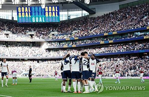축구 통계 업체 옵타는 20일(한국시간) 손흥민이 웨스트햄전 득점으로 프리미어리그 홈 경기로 열린 런던 더비에서 통산 20골을 기록했다고 소개했다. 연합뉴스