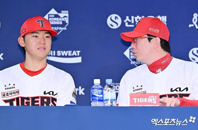 20일 오후 광주 라마다플라자 바이 윈덤 충장 호텔 라벤더홀에서 열린 '2024 신한 SOL Bank KBO 한국시리즈' 미디어데이, KIA 김도영과 양현종이 대화를 나누고 있다. 광주, 김한준 기자