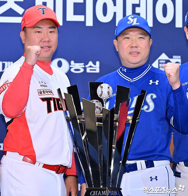 20일 오후 광주 라마다플라자 바이 윈덤 충장 호텔 라벤더홀에서 열린 '2024 신한 SOL Bank KBO 한국시리즈' 미디어데이, KIA 이범호 감독과 삼성 박진만 감독이 포즈를 취하고 있다. 광주, 김한준 기자