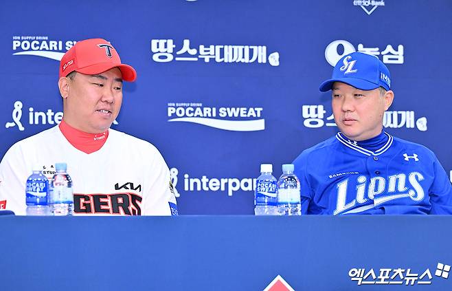 20일 오후 광주 라마다플라자 바이 윈덤 충장 호텔 라벤더홀에서 열린 '2024 신한 SOL Bank KBO 한국시리즈' 미디어데이, KIA 이범호 감독과 삼성 박진만 감독이 대화를 나누고 있다. 광주, 김한준 기자