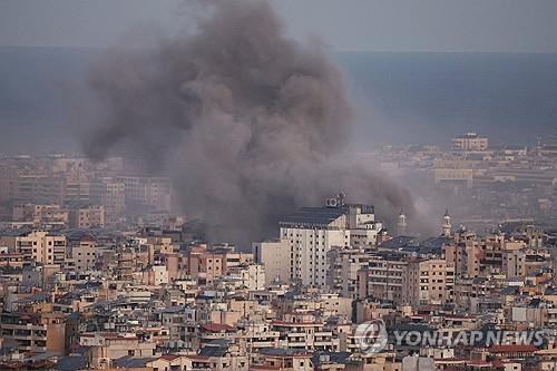 이스라엘군 공습으로 연기 피어오르는 레바논 베이루트 남부 [로이터=연합뉴스]