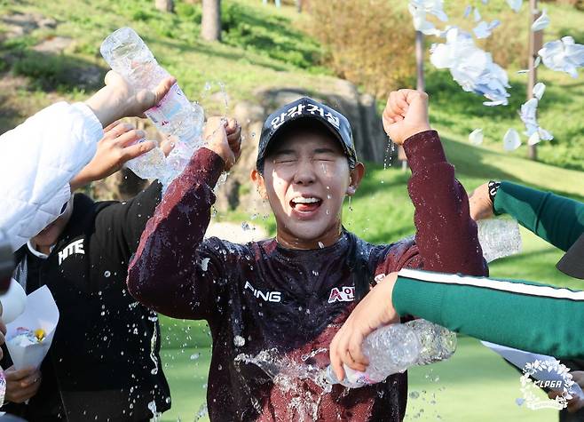 우승 축하 받는 박보겸 (서울=연합뉴스) 20일 경기 이천에 위치한 사우스스프링스CC에서 열린 '상상인 한경 와우넷 2024' 마지막 라운드 우승자 박보겸이 동료들로부터 축하 세리머니를 받고 있다. 2024.10.20 [KLPGT 제공. 재판매 및 DB 금지] photo@yna.co.kr