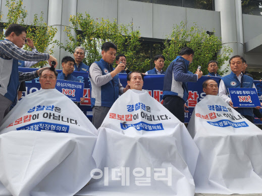 (왼쪽부터)남용희 서울 서초경찰서 경찰직장협의회 회장, 민관기 전국 경찰직장협의회 위원장, 경남 김해중부경찰서 회원이 21일 서울 서대문구의 경찰청 앞에서 최근 경찰청장의 조직 개편 등에 반대하는 집회를 열며 삭발하고 있다.(사진=황병서 기자)