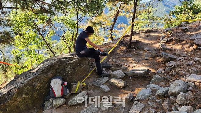 지난 20일 북한산에 방문한 등산객이 발을 접질린 후 응급처치를 하고 있다. (사진=박동현 기자)