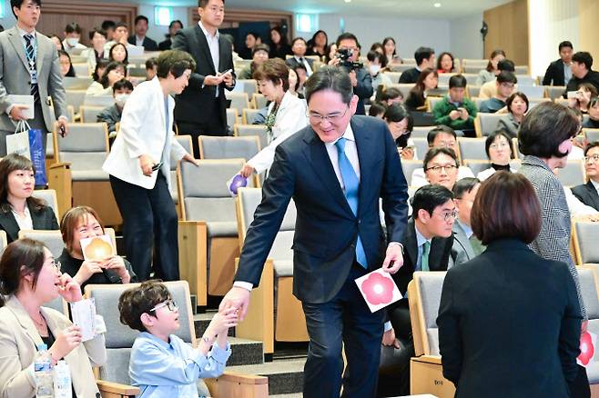 이재용 삼성전자 회장이 21일 서울대어린이병원에서 열린 ‘이건희 소아암·희귀질환 극복사업, 함께 희망을 열다, 미래를 열다’ 행사에 참석해 환아와 인사를 나누고 있다. (사진=서울대병원)