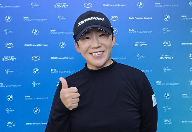 신지애가 20일 경기도 파주의 서원밸리 컨트리클럽 서원힐스 코스에서 열린 LPGA 투어 BMW 레이디스 챔피언십을 마치고 취재진과의 인터뷰에서 포즈를 취하고 있다.(사진=연합뉴스)