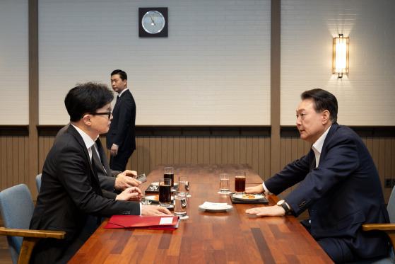 오늘 오후 대통령실 앞 파인그라스에서 만난 윤석열 대통령과 한동훈 국민의힘 대표 〈사진=연합뉴스〉