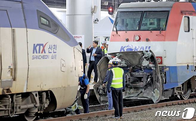 18일 오전 경부선 서울역 승강장에서 KTX-산천 열차(서울-부산, 287명)와 여객이 승차하지 않은 무궁화호 열차 접촉사고가 발생해 관계자들이 사고 처리를 하고 있다. 사고는 오전 9시25분께 발생했으며 KTX에 타고있던 승객들은 환승조치했다. 2024.4.18/뉴스1 ⓒ News1 장수영 기자