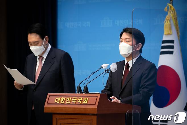 윤석열 국민의힘 대선 후보와 안철수 국민의당 대선 후보가 2022년 3월 3일 오전 서울 여의도 국회 소통관에서 단일화 공동 기자회견을 하고 있다. 두 후보는 이날 "국민통합정부'를 통해 지난 4년 반 동안 내로남불, 거짓·위선, 불공정 등 비정상으로 점철된 모든 국정운영을 정상화시킬 것＂이라며 보수야권 단일화를 공식 선언했다. 2022.3.3/뉴스1 ⓒ News1 이승배 기자