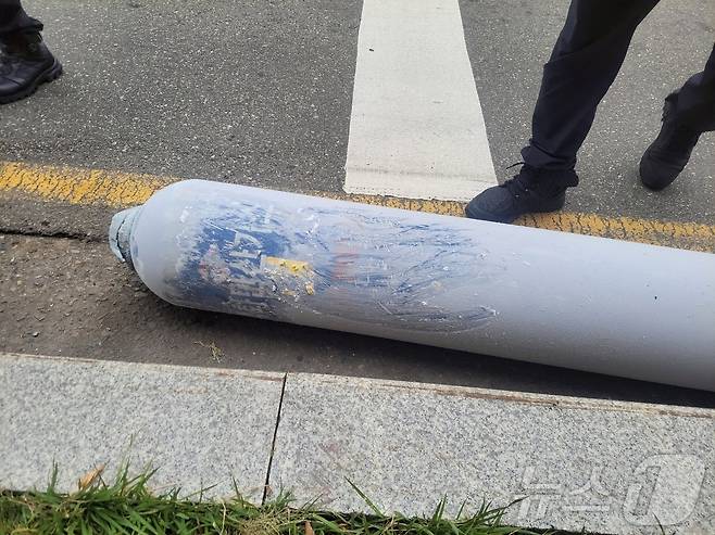 21일 오전 부산 남구 대연동 한 고물상에서 도로로 굴러간 가스통이 바닥에 놓여있다.(남부경찰서 제공)