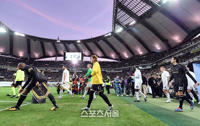 20일 서울월드컵경기장에서 열린 FC 스피어와 쉴드 유나이티드의 ‘2024 넥슨 아이콘 매치’에 앞서 양 팀 선수들이 그라운드로 입장하고 있다. 2024. 10. 20.  박진업 기자 upandup@sportsseoul.com