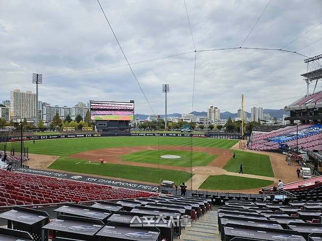 삼성과 KIA가 21일 광주-기아 챔피언스 필드에서 2024 KBO 한국시리즈 1차전을 치르는 가운데 경기 전 방수포를 걷고 그라운드 정비를 진행하고 있다. 광주 | 김동영 기자 raining99@sportsseoul.com