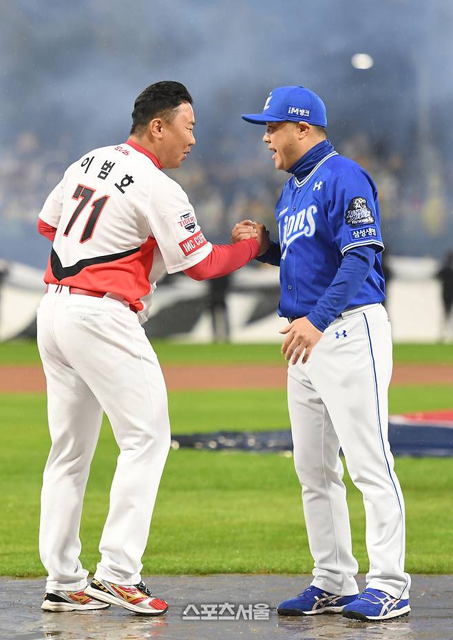 KIA 이범호 감독이 21일 광주-기아 챔피언스 필드에서 열린 삼성과 2024 KBO 한국시리즈 개막행사 후 상대 박진만 감독과 악수를 하고 있다. 광주 | 최승섭기자 thunder@sportsseoul.com