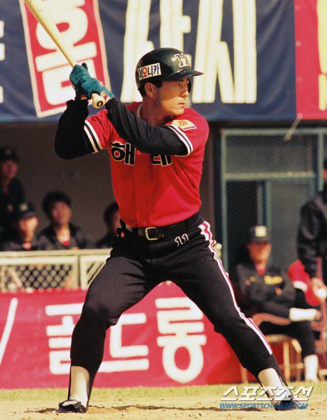 해태 시절 김성한의 타격 모습. 그는 1982년 투수로 10승을 올리고 타자로 타점왕에 올랐다. 또 1988년 한국프로야구의 한 시즌 30홈런 시대를 열었다. 스포츠조선 DB