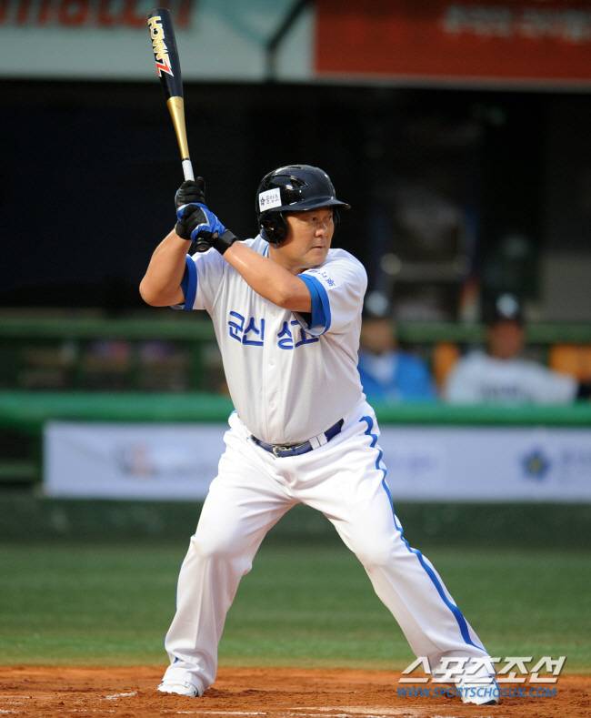 김성한 전 감독이 2011년 경남고와 레전드 매치에 군산상고 소속으로 출전해 타격하는 모습. 선수시절 특유의 타격폼이 남아있다.  스포츠조선 DB