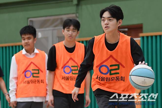 2024서울림운동회·통합스포츠클럽이 17일 경기고등학교에서 열렸다. 경기고 서울리머들이 골밑슛 릴레이 훈련을 하고 있다. 박재만 기자 pjm@sportschosun.com/2024.10.17/