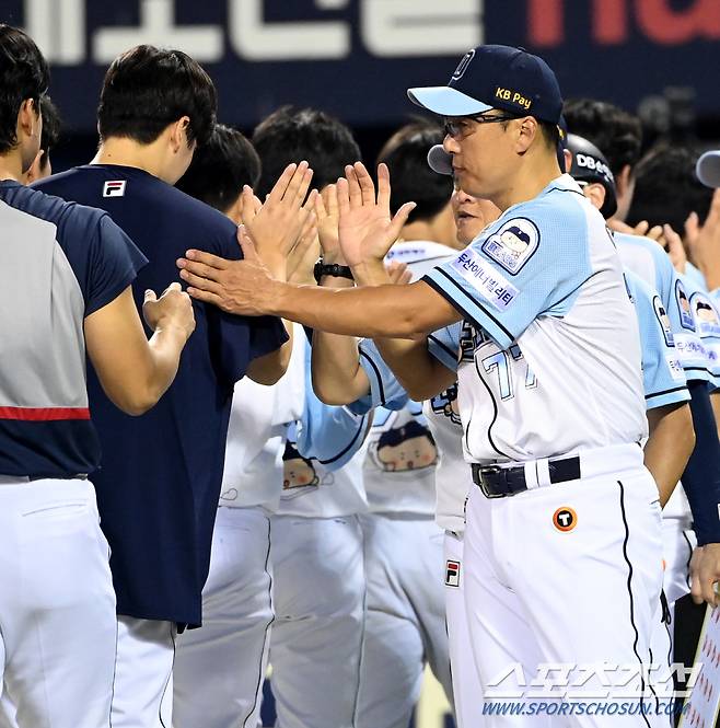 19일 잠실야구장에서 열린 KIA와 두산의 경기, 두산이 9대4으로 승리했다. 시즌 첫 승을 거둔 최승용을 축하하는 이승엽 감독의 모습. 잠실=허상욱 기자 wook@sportschosun.com/2024.09.19/