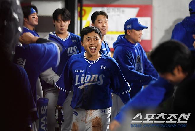 21일 광주 기아챔피언스필드에서 열린 한국시리즈 1차전 KIA 타이거즈와 삼성 라이온즈의 경기. 6회초 삼성 김헌곤이 솔로포를 날린 뒤 환호하고 있다. 광주=박재만 기자 pjm@sportschosun.com/2024.10.21/