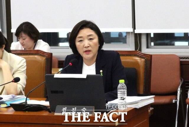 전진숙 더불어민주당 의원은 "지난 1월 발생한 한국사회복지협회의 대규모 개인정보 유출 사고가 일어난 후 9개월이 지났지만 시스템 보안 강화가 이뤄지지 않고 있고, 관련 담당자는 오히려 승진하는 일이 발생해 향후 대책과 관련자 징계를 해야 한다"고 지적했다./더팩트 DB