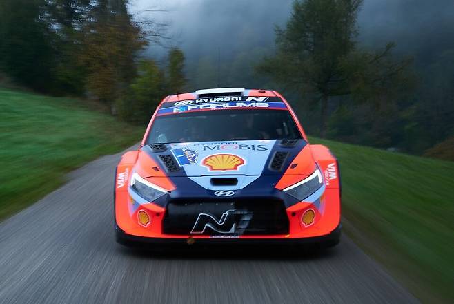 사진 :&nbsp;'2024 월드랠리챔피언십' 중부 유럽 랠리에 참가한 현대자동차 'i20 N Rally1 하이브리드' 경주차의 질주하는 모습