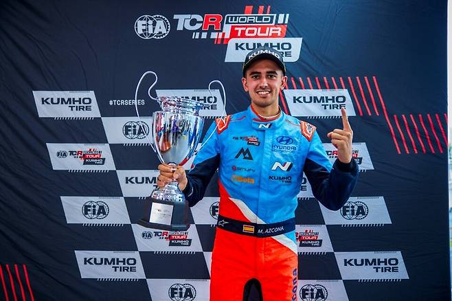 사진 :&nbsp;미켈 아즈코나 선수가 '2024 TCR 월드 투어' 주저우 대회에서 첫 번째 결승 레이스 우승을 차지하고 포디움에서 기뻐하는 모습
