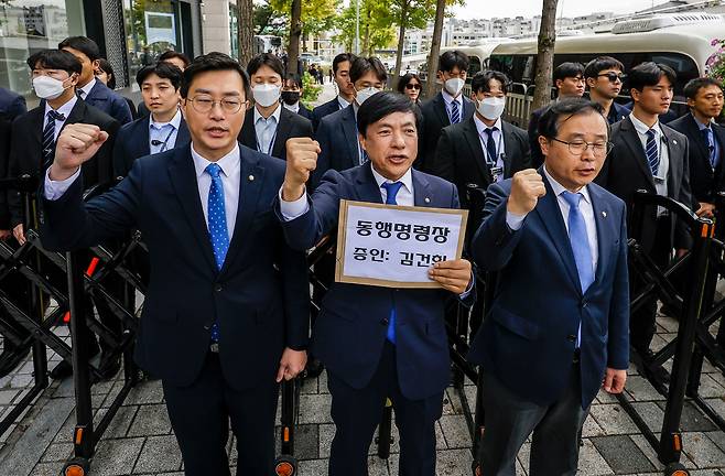 더불어민주당 장경태, 이건태, 이성윤 의원이 21일 서울 용산구 대통령관저 인근에서 김건희 여사에 대한 동행명령장을 전달하기 위해 이동하던 도중 경찰에 가로막혀 구호를 외치고 있다. /뉴시스