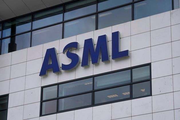 네덜란드 반도체 장비 업체 ASML 본사 빌딩에 회사 로고가 붙어 있다.ⓒAP/뉴시스