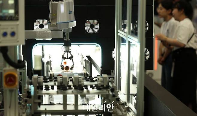 2024 농식품 테크 스타트업 창업 박람회(AFRO 2024)에서 인공지능 농산물 선별 솔루션을 시연하고 있다. ⓒ뉴시스