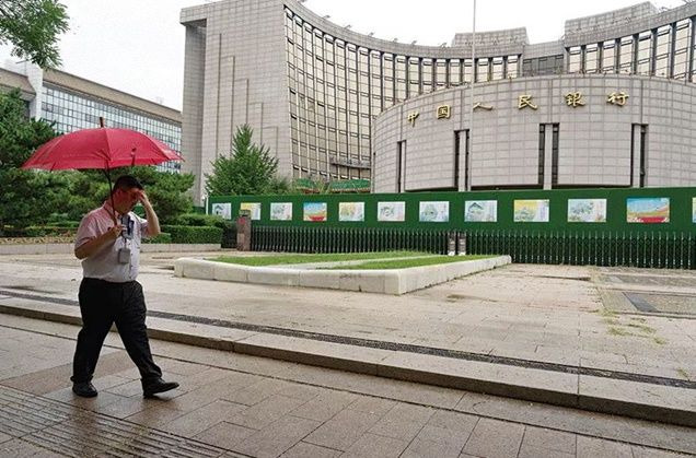 중국 베이징 시청구에 있는 인민은행 본점 앞을 한 남성이 우산을 쓰고 걸어가고 있다. ⓒ 연합뉴스