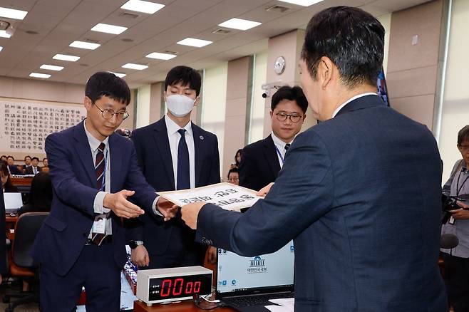 정청래 국회 법제사법위원회 위원장이 21일 오전 서울 여의도 국회에서 대검찰청 국정감사 도중 전체회의에서 김건희 여사, 모친 최은순 씨 동행명령장을 발부하고 있다. 2024.10.21/뉴스1