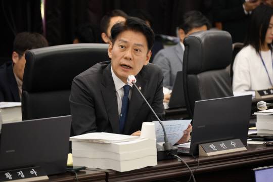 지난 10월17일 한민수 더불어민주당 의원이 대전 한국과학기술원(KAIST)에서 열린 국회 과학기술정보방송통신위원회의 국정감사에서 질의하고 있다.<연합뉴스 사진>