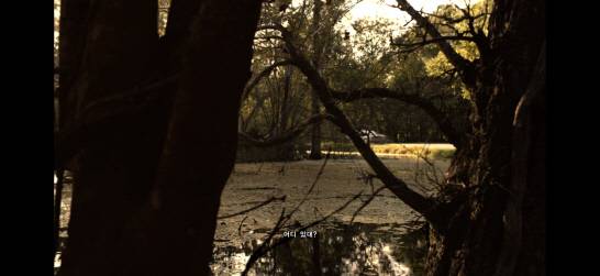 애플 '아이폰 16 프로'에서 모바일 게임 '바이오하자드 7 레지던트 이블'을 실행하는 화면.