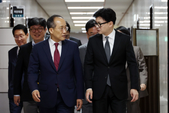 윤석열 대통령과의 면담을 앞둔 국민의힘 한동훈 대표가 추경호 원내대표를 비롯한 당 지도부와 함께  21일 오전 서울 여의도 국회에서 열린 최고위원회의에 참석하고 있다.<연합뉴스 사진>