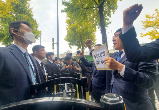 국회 법제사법위원회 소속 더불어민주당 의원들이 21일 서울 용산구 대통령 관저 인근에서 김건희 여사에 대한 국회 법제사법위원회의 동행명령장을 전달하기 위해 이동하던 중 경찰에 가로막혀 있다. 연합뉴스