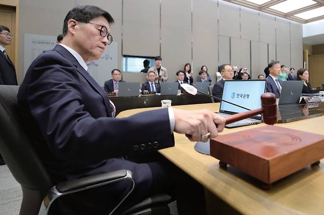 이창용 한국은행 총재가 10월 11일 서울 중구 한국은행에서 열린 금융통화위원회에서 의사봉을 두드리고 있다. /연합뉴스