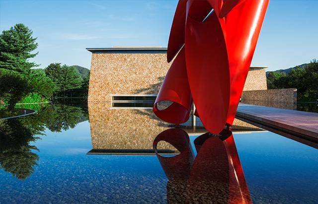 일본의 건축가 안도 다다오가 설계한 강원 원주시의 뮤지엄 산. 수공간과 조형물의 조화가 아름답다.