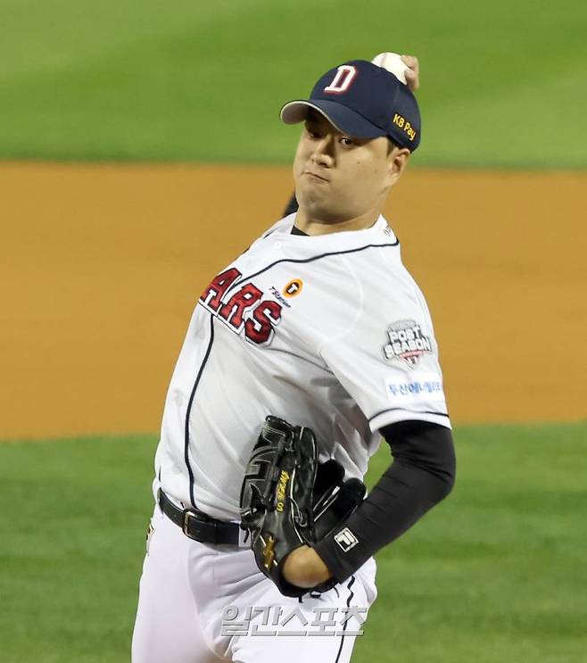 2일 오후 잠실구장에서 열린 KT위즈와 두산베어스의 2024신한쏠뱅크 KBO포스트시즌 와일드카드 결정1차전. 두산 투수 이영하가 6회 등판 역투하고있다. 잠실=정시종 기자 capa@edaily.co.kr