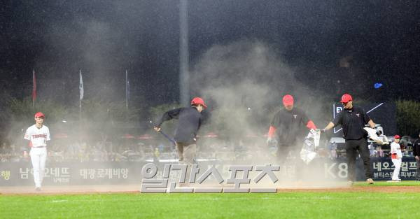 2024 신한 쏠뱅크 KBO 한국시리즈 1차전 삼성과 KIA의 경기가 21일 오후 광주 기아챔피언스필드에서 열렸다. 경기 중 땅이 비에 젖어 새흙을 덮고 있다. 광주=정시종 기자 capa@edaily.co.kr /2024.10.21.