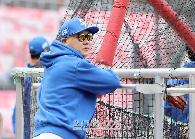 삼성 박진만 감독이 21일 오후 기아챔피언스필드에서 열리는 KBO 한국시리즈 개막전 KIA와의 경기를 앞두고 선수들의 훈련을 지켜보고있다. 광주=정시종 기자 capa@edaily.co.kr /2024.10.21.