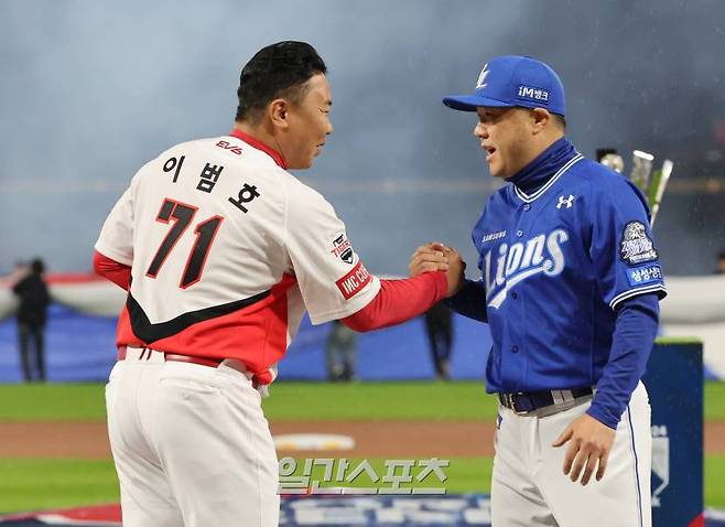 2024 신한 쏠뱅크 KBO 한국시리즈 1차전 삼성과 KIA의 경기가 21일 오후 광주 기아챔피언스필드에서 열렸다. 개막전 행사를 마치고 KIA 이범호 감독과 삼성 박진만 감독이 악를 나누고 있다. 광주=정시종 기자 /2024.10.21.