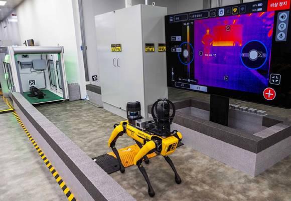 보스톤다이나믹스의 4족 보행 로봇 '스팟'이 공장의 설비 상태를 점검하는 모습. [사진=현대자동차그룹]