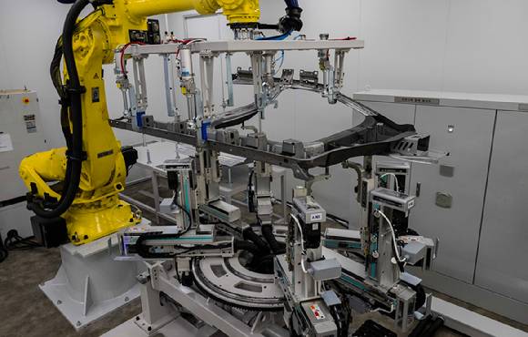 무한다축 기술을 활용해 하나의 부품 고정장치로 차량 외판을 조립하는 모습. [사진=현대자동차그룹]