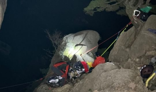 지난 20일 경기 고양시 덕양구 북한산에서 60대 등산객이 다쳐 구조대원들이 밤을 새우는 '비박'을 하며 구조활동을 하고 있다. 이 등산객은 21일 아침 일몰 직후 소방헬기에 의해 무사히 구조됐다. 연합뉴스